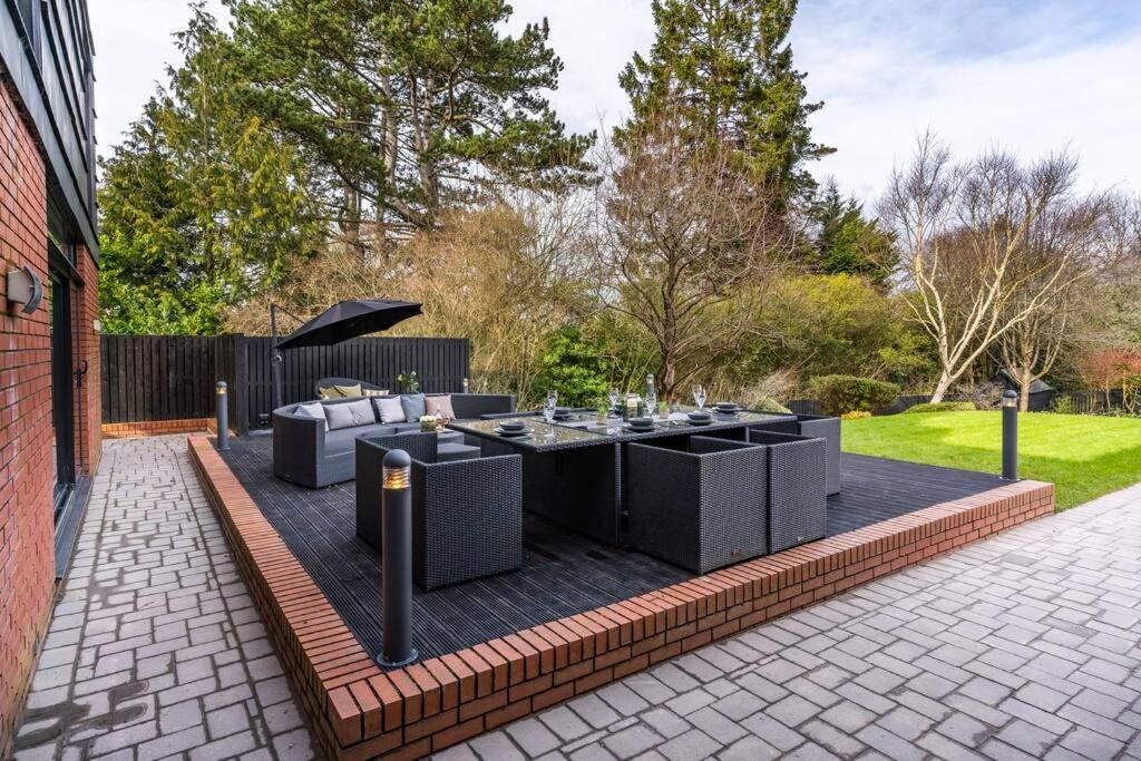 Luxury Water Tower I Roof Bar I Cinema Villa Cardiff Exterior photo